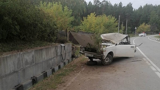 В Новосибирской области после столкновения машины с бетонным блоком погиб человек