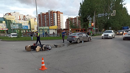 Мотоциклист и его пассажирка чудом выжили в жёсткой аварии в Бердске