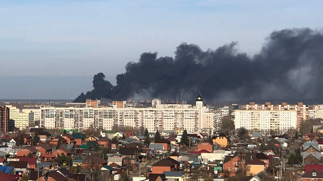 Сотрудники МЧС потушили открытый огонь на складе покрышек в Новосибирске