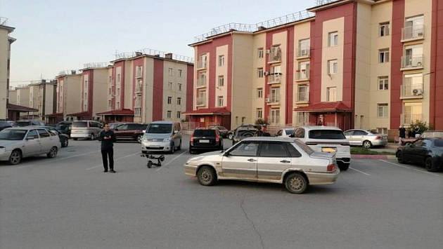 В Новосибирске автомобиль сбил 13-летнего мальчика на электросамокате