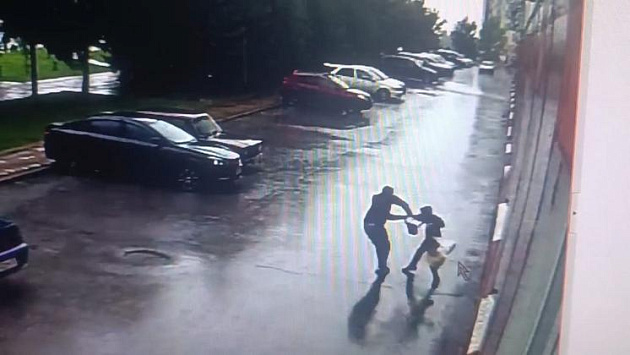 В Новосибирске грабитель выхватил барсетку с деньгами у подростка и сбежал