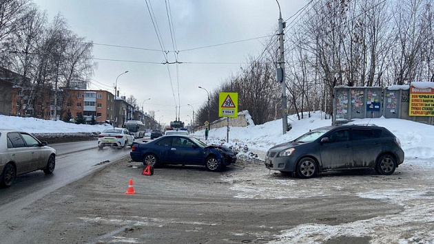 16-летнего юношу сбил автомобиль на тротуаре в Октябрьском районе Новосибирска