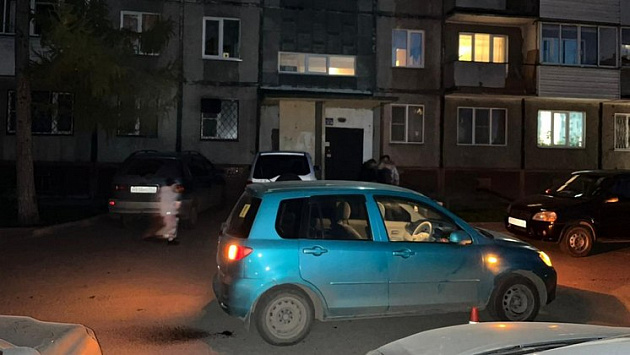 В Новосибирске водитель иномарки сбил семилетнего мальчика во дворе дома