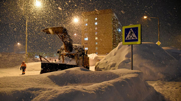Мэр Новосибирска потребовал убрать кучи снега на дорогах города