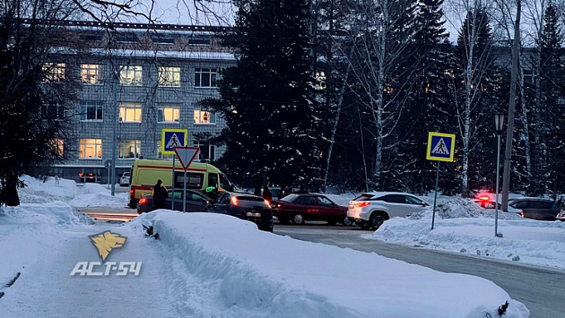 Машина сбила пожилую женщину на пешеходном переходе в новосибирском Академгородке