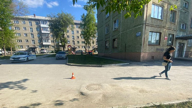 В Новосибирске семилетний мальчик попал под колеса автомобиля во дворе дома