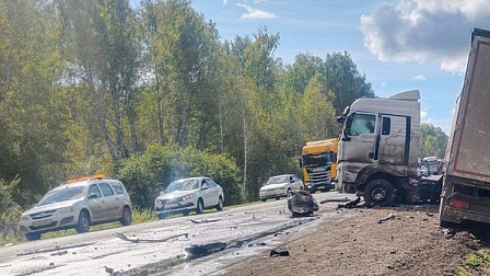 В Новосибирской области кроссовер столкнулся с двумя грузовиками на трассе