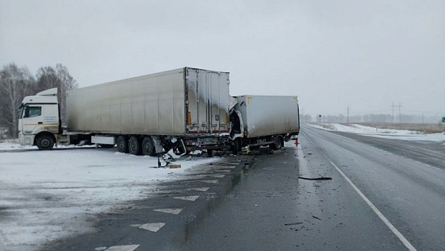 Под Новосибирском водитель фургона погиб в жесткой аварии с КамАЗом