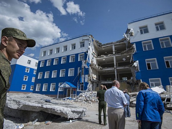В уголовном деле об обрушении казармы под Омском появились первые обвиняемые