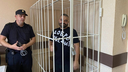 Обвиняемый во взяточничестве новосибирский депутат предстал перед судом