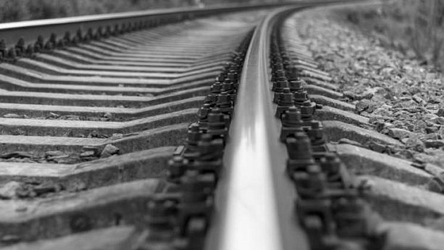 Под Новосибирском поезд задавил сидящего на рельсах 29-летнего мужчину