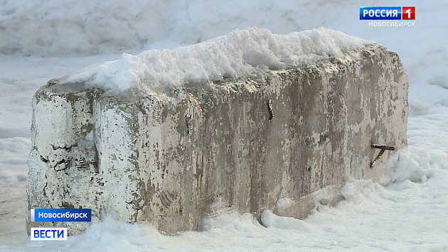 Бетонные блоки стали причиной раздора жителей двух домов в Новосибирске