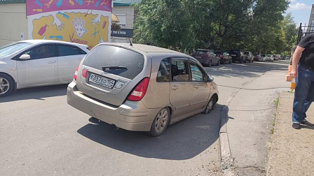 В Новосибирске легковой автомобиль угодил в провал на проезжей части