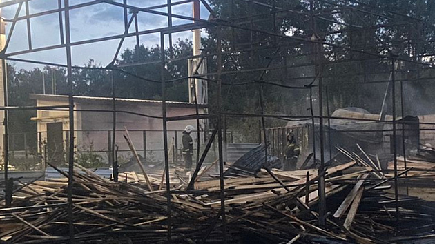 Погиб человек при возгорании на складе строительных материалов в Новосибирске