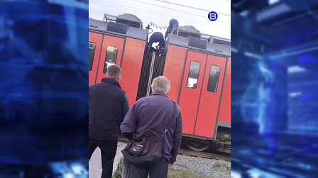 Под Новосибирском 15-летний подросток забрался на поезд и получил удар током