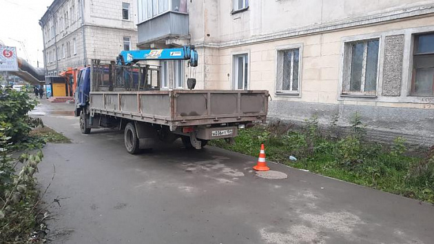 Самогруз насмерть сбил женщину на тротуаре в Новосибирске