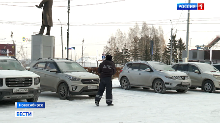 Новосибирский сквер оказался под угрозой из-за стихийной парковки