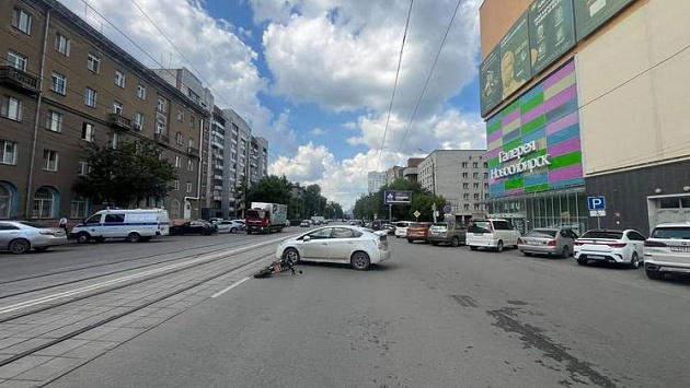 В Новосибирске автомобиль покалечил 20-летнего водителя электровелосипеда