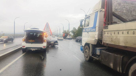 В Новосибирске водитель погиб при установке аварийного знака после мелкого ДТП