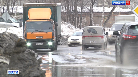 Дорожные службы активно борются затоплениями на улицах Новосибирска