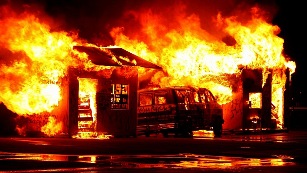 Автомобиль сгорел в гараже из-за взрыва газового топлива в Новосибирской области