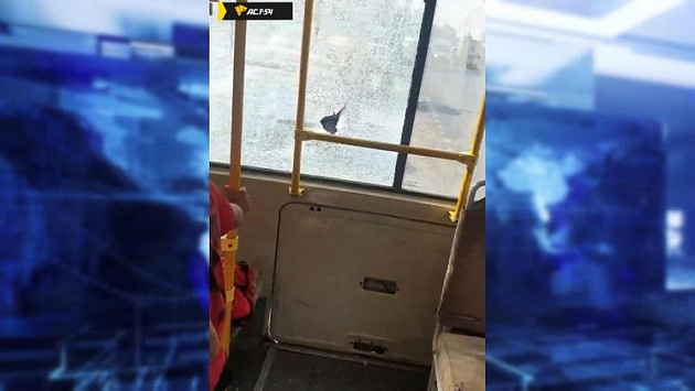 В Новосибирске разъяренный мужчина разбил стекло уезжающему автобусу № 233