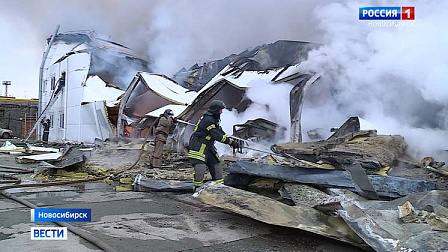 Огромный склад сгорел на улице Сибиряков-Гвардейцев в Новосибирске