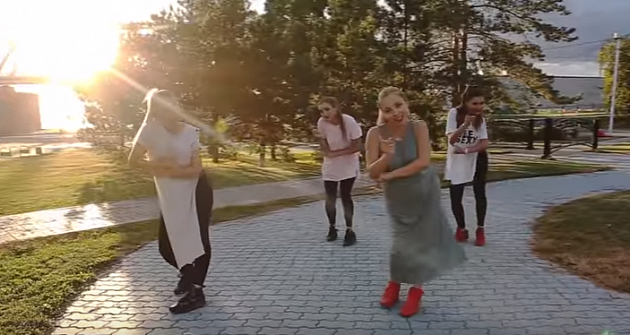 Беременную танцовщицу тверка из Новосибирска в соцсетях осудили за новое видео