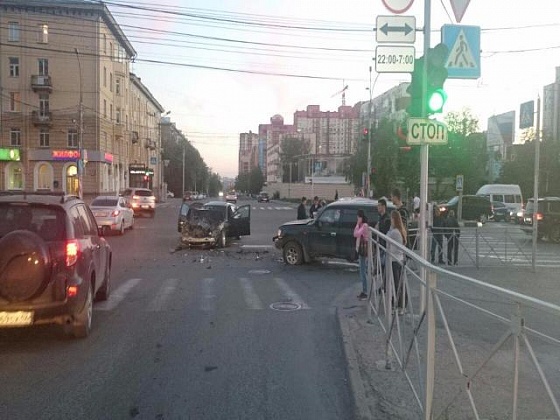 Момент ДТП на перекрестке в центре Новосибирска попал на видео