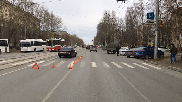 В Новосибирске 9-летняя девочка и её мама попали под колёса автомобиля