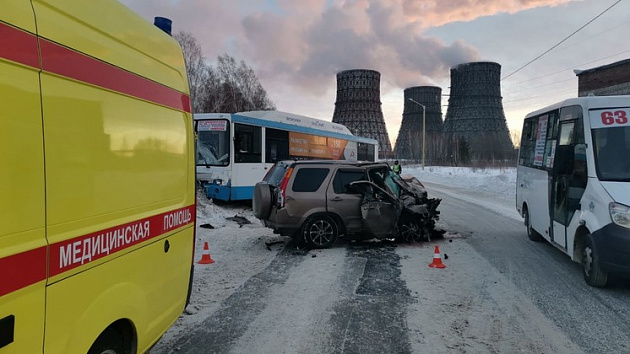 В Новосибирске из-за столкновения автобуса №18 и иномарки погиб мужчина