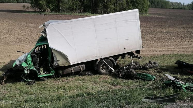 Водитель грузовика умер в больнице после лобового столкновения на трассе под Новосибирском
