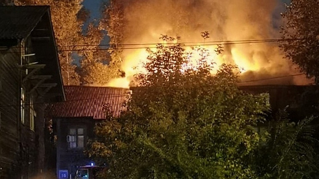 20 человек эвакуировались из горящего барака в Новосибирске