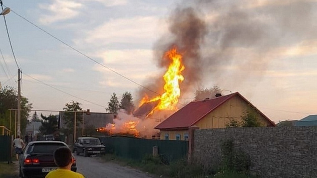 В Ленинском районе Новосибирска загорелся частный дом 