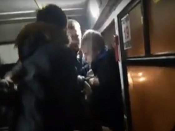 В Новосибирске в автобусе №98 пассажиры устроили массовую драку 