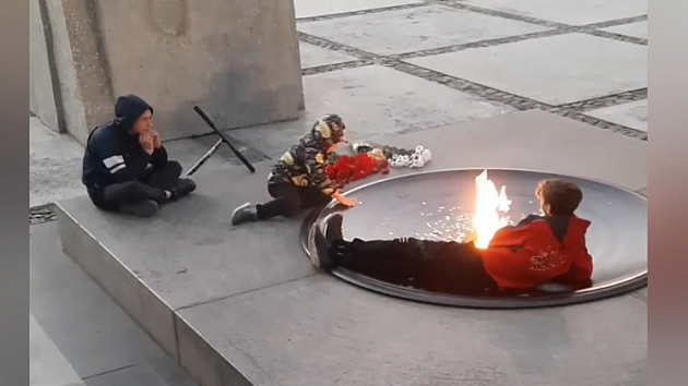 В Новосибирске полиция проверит пикник детей у Вечного огня на Монументе Славы 