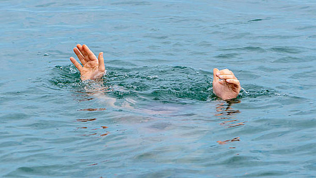 Мужчина выпал из лодки на Новосибирском водохранилище и порезался об винт мотора