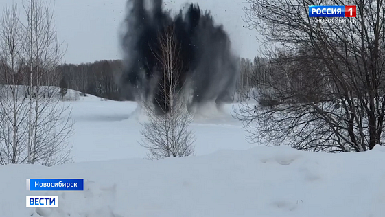 Военные начали взрывать лед на новосибирских водоемах