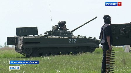 Под Новосибирском курсанты военного училища провели стрельбы из БМП-3