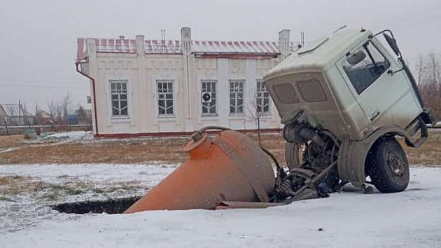 В новосибирском райцентре провал поглотил ассенизаторскую машину  