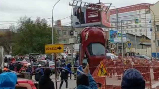 Появилось видео спасения автомобилей из ямы с кипятком в Новосибирске 