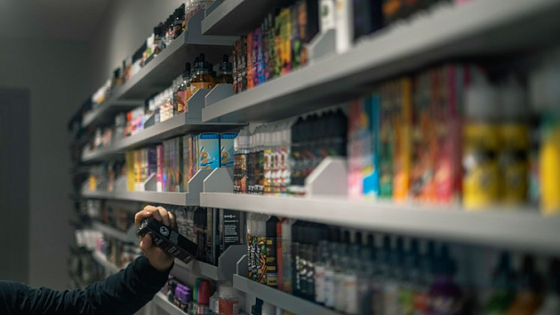 Суд запретил новосибирскому предпринимателю торговать вейпами у школы