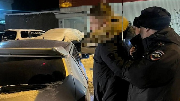 В Новосибирске задержали пособника мошенников при получении денег от жертвы