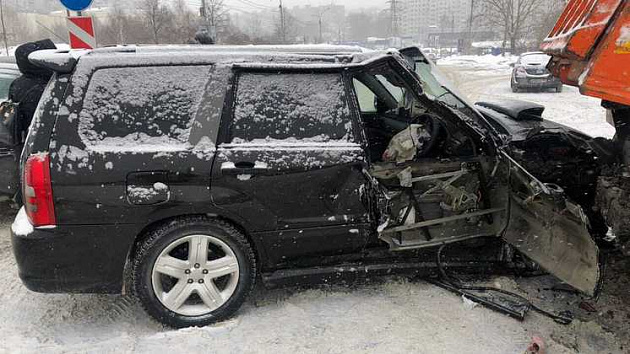 В Новосибирске водителя иномарки зажало в салоне из-за столкновения с КАМАЗом