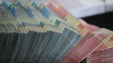 41-летний новосибирец обманул продавца в магазине с помощью купюры «Банка приколов» 