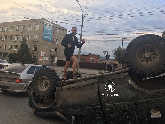 Водитель устроил фотосессию на своем перевернутом внедорожнике