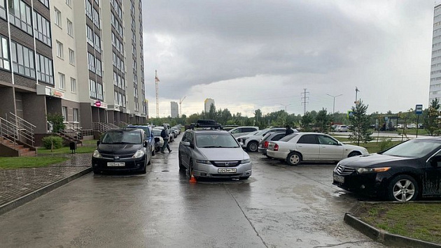 В Новосибирске девятилетний мальчик угодил под колеса машины на улице Забалуева