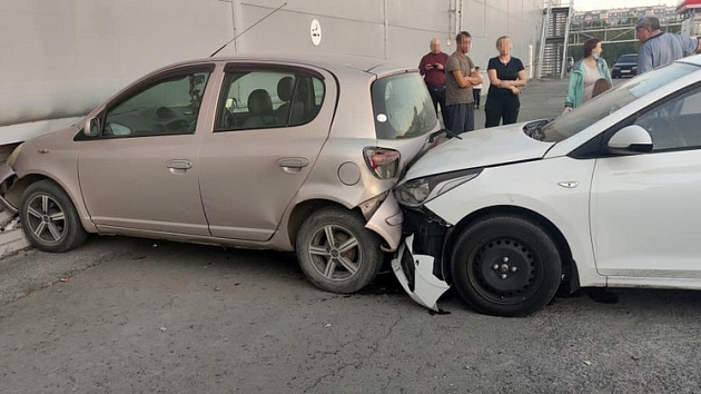 На парковке ТЦ «Лента» в Новосибирске автомобиль из-за дрифтера врезался в стену здания