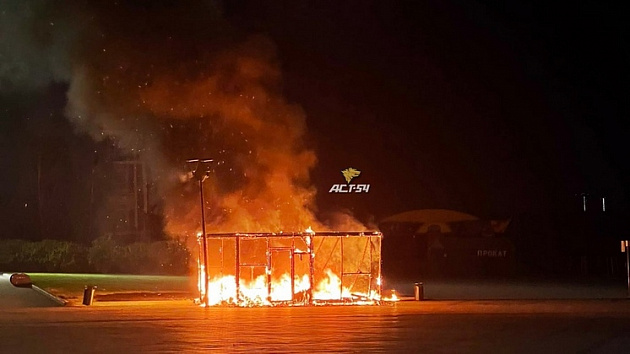 В Новосибирске на набережной ночью сгорела торговая палатка 