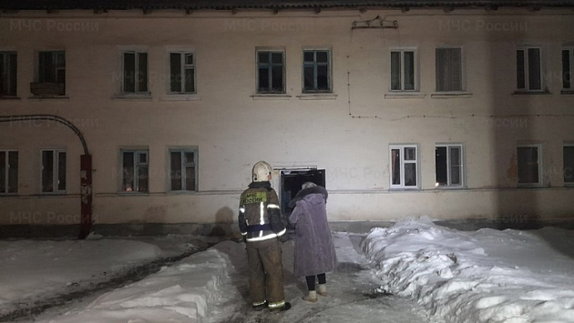 12 человек спасли из горящего дома в городе Куйбышев Новосибирской области